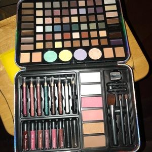 Deluxe makeup kit